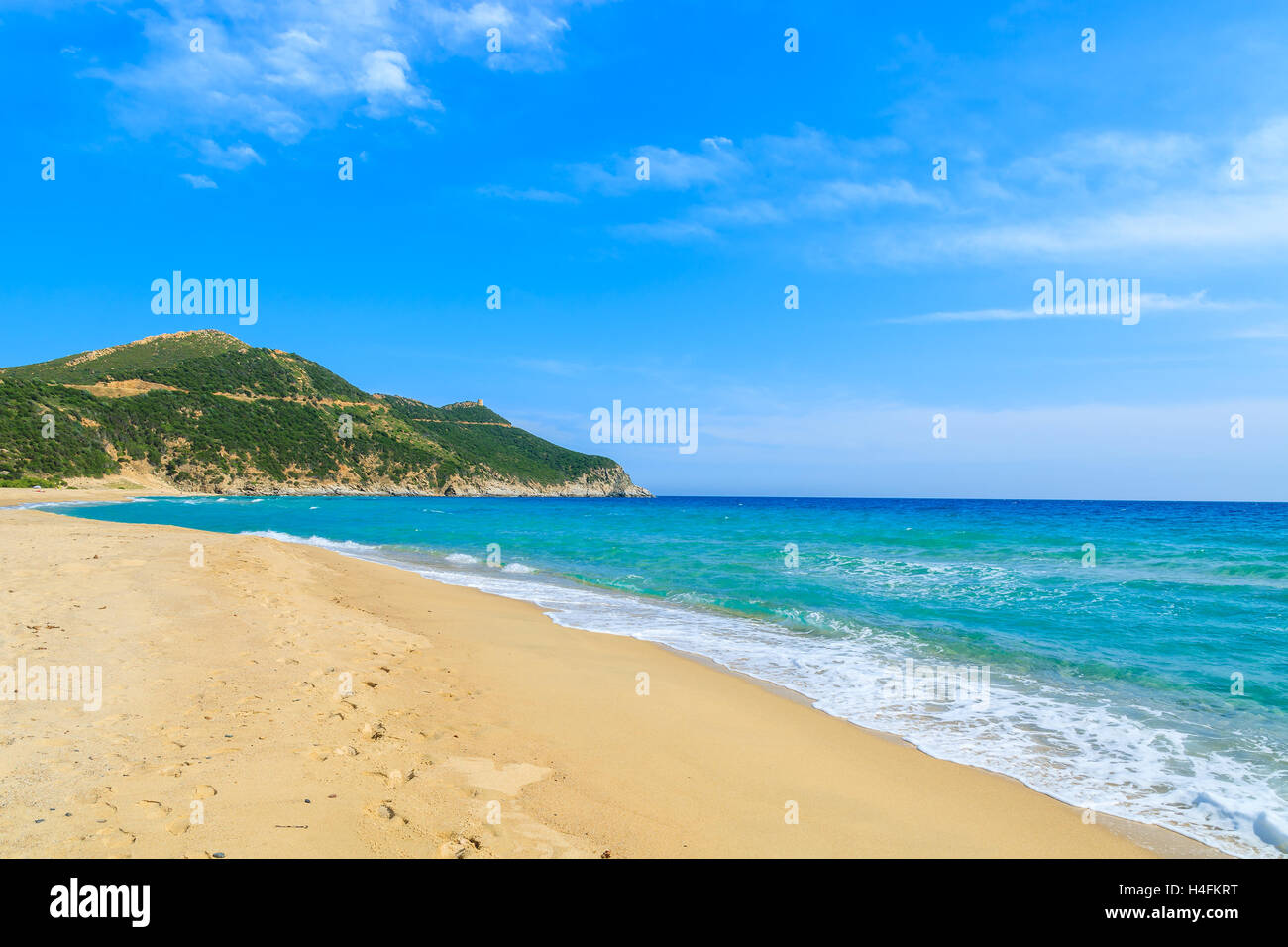 Hermosa playa de Capo Boi y el mar azul, la isla de Cerdeña, Italia Foto de stock