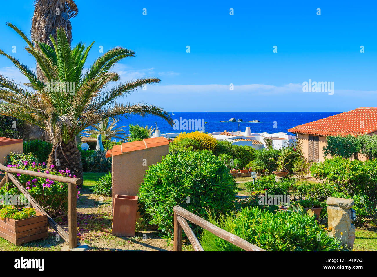 Jardín tropical y la casa de vacaciones en la costa de la isla de Cerdeña, cerca de Cala Caterina Beach, Italia Foto de stock