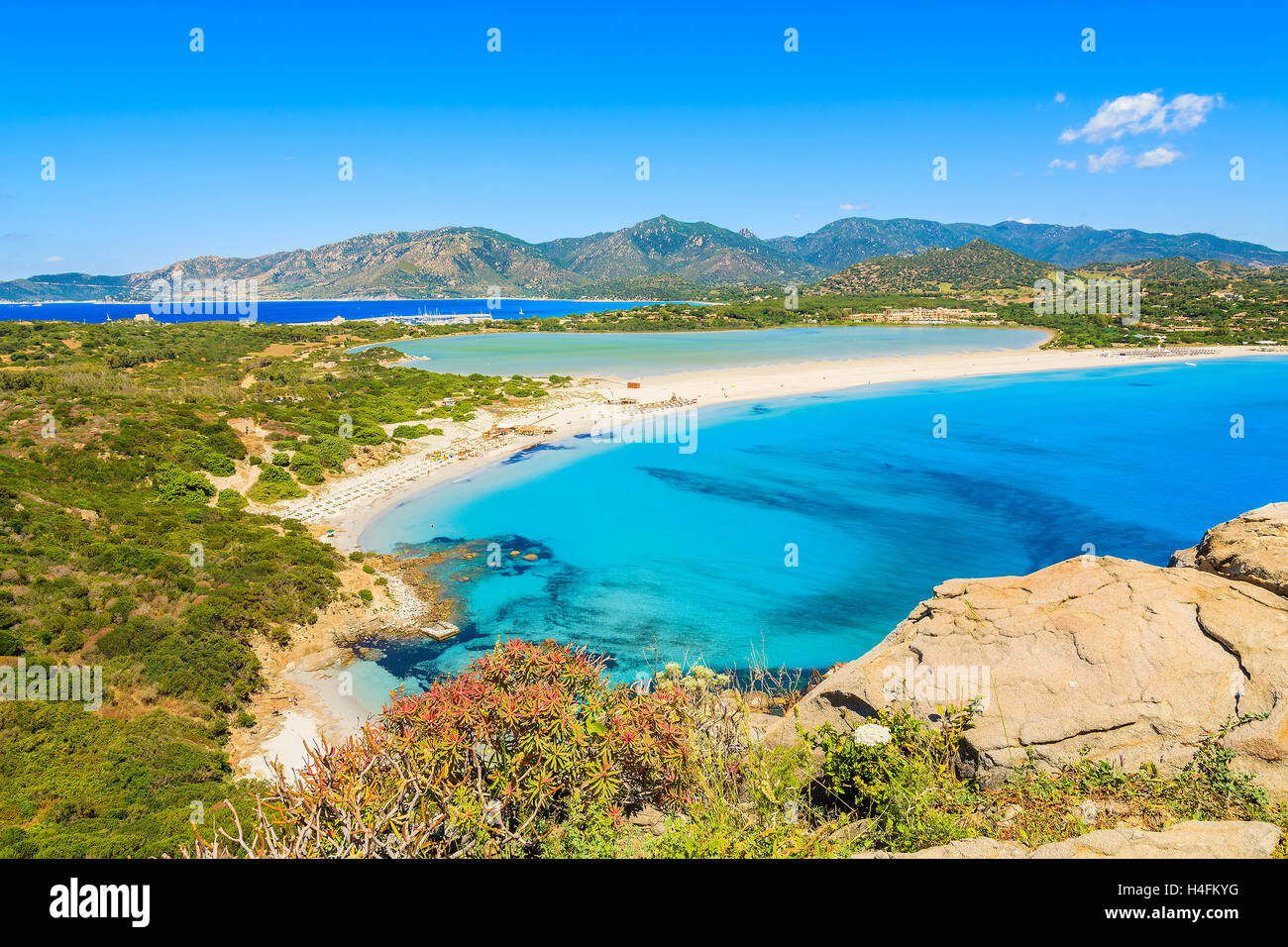 Una vista de la bella Villasimius Beach en la isla de Cerdeña, Italia Foto de stock