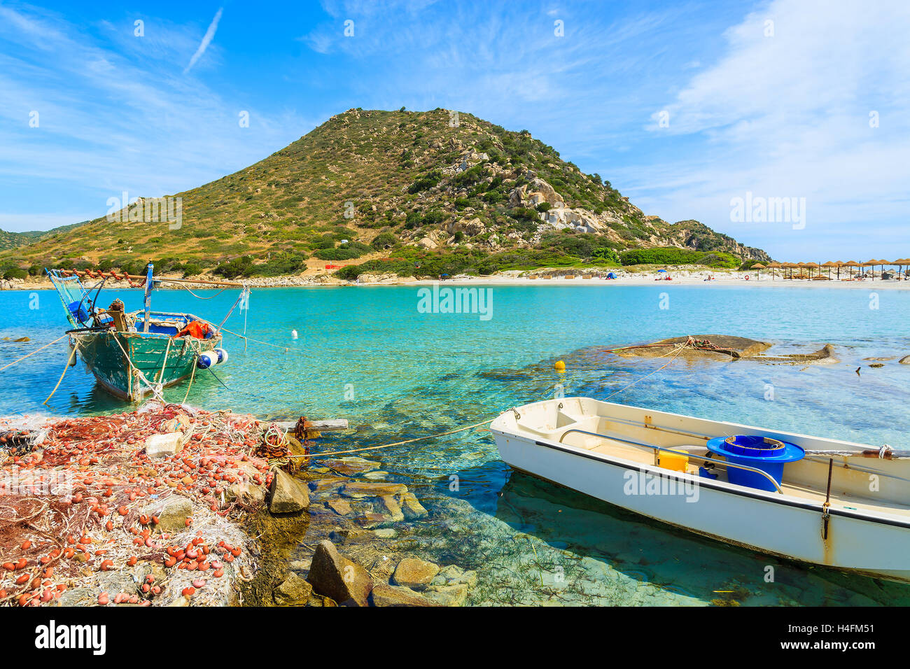 Barcos de pesca en la hermosa playa de Punta Molentis bay, Isla Cerdeña, Italia Foto de stock
