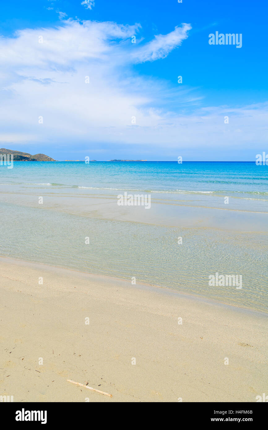 La arena y el mar color turquesa, playas de Villasimius, Cerdeña, Italia Foto de stock