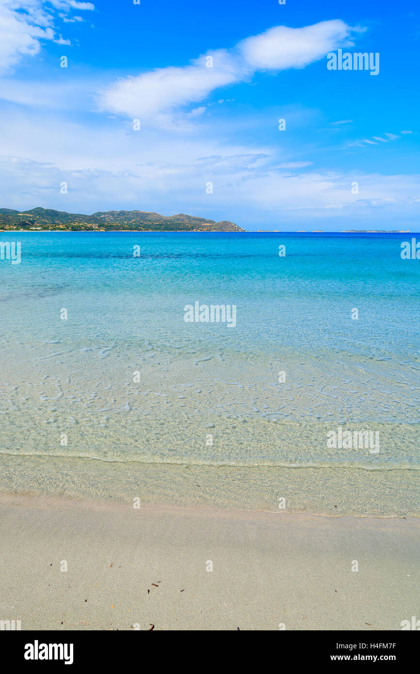 Mar azul en la playa de Porto Giunco, Cerdeña, Italia Foto de stock