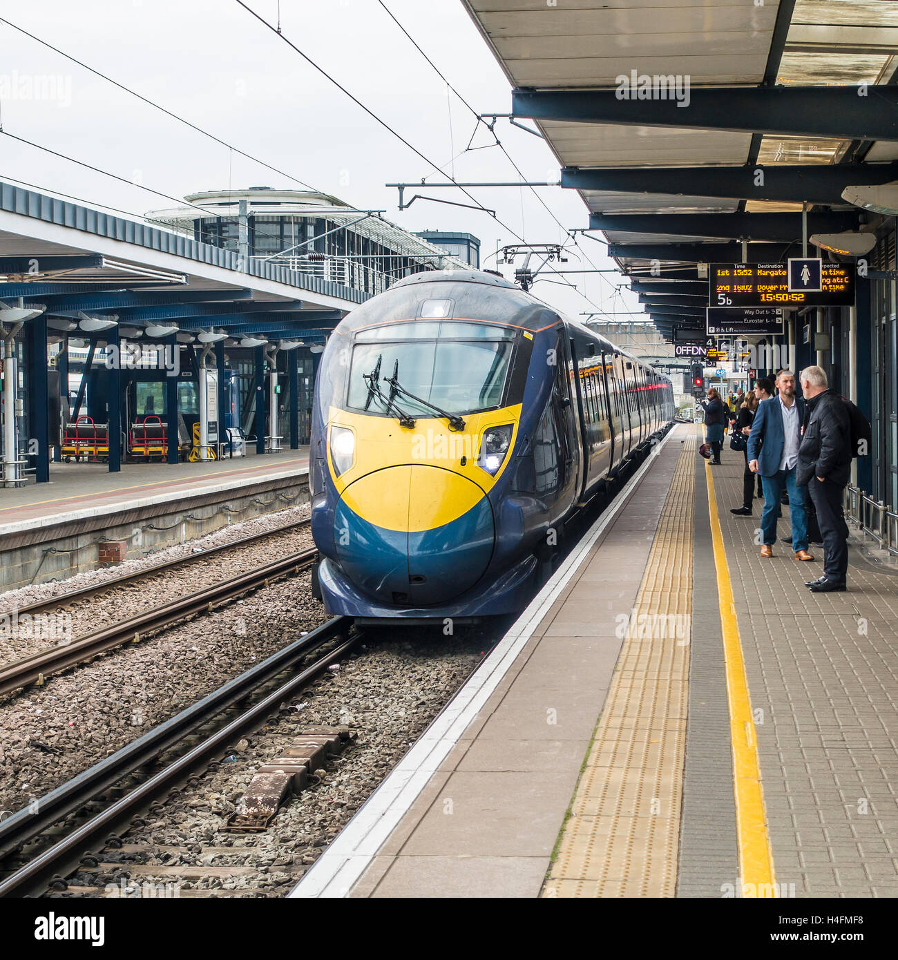 Javelin tren de alta velocidad que llegan a la estación internacional de Ashford, Kent, Inglaterra Foto de stock