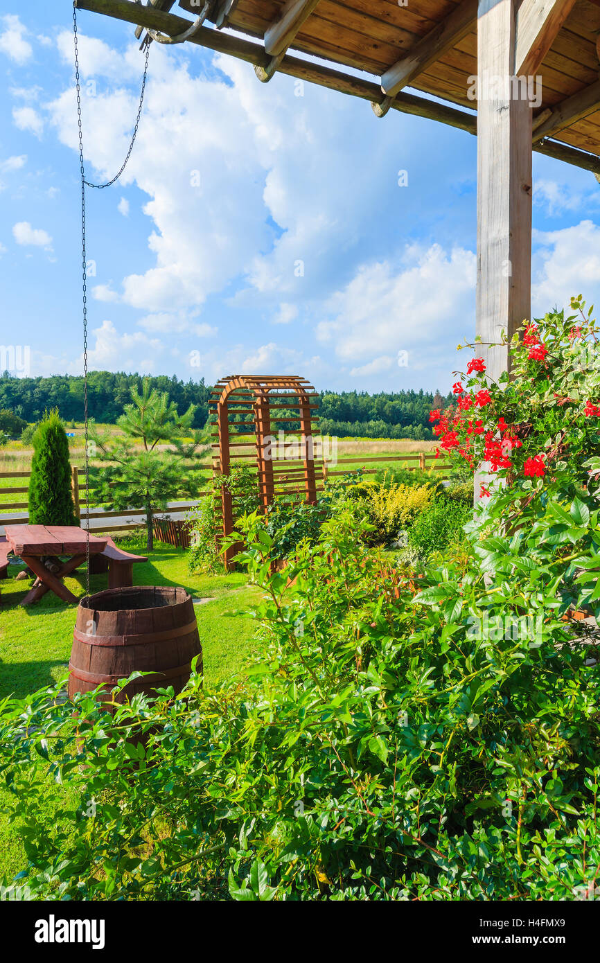 En la época de verano, el jardín de una casa tradicional en la zona rural de Polonia Foto de stock