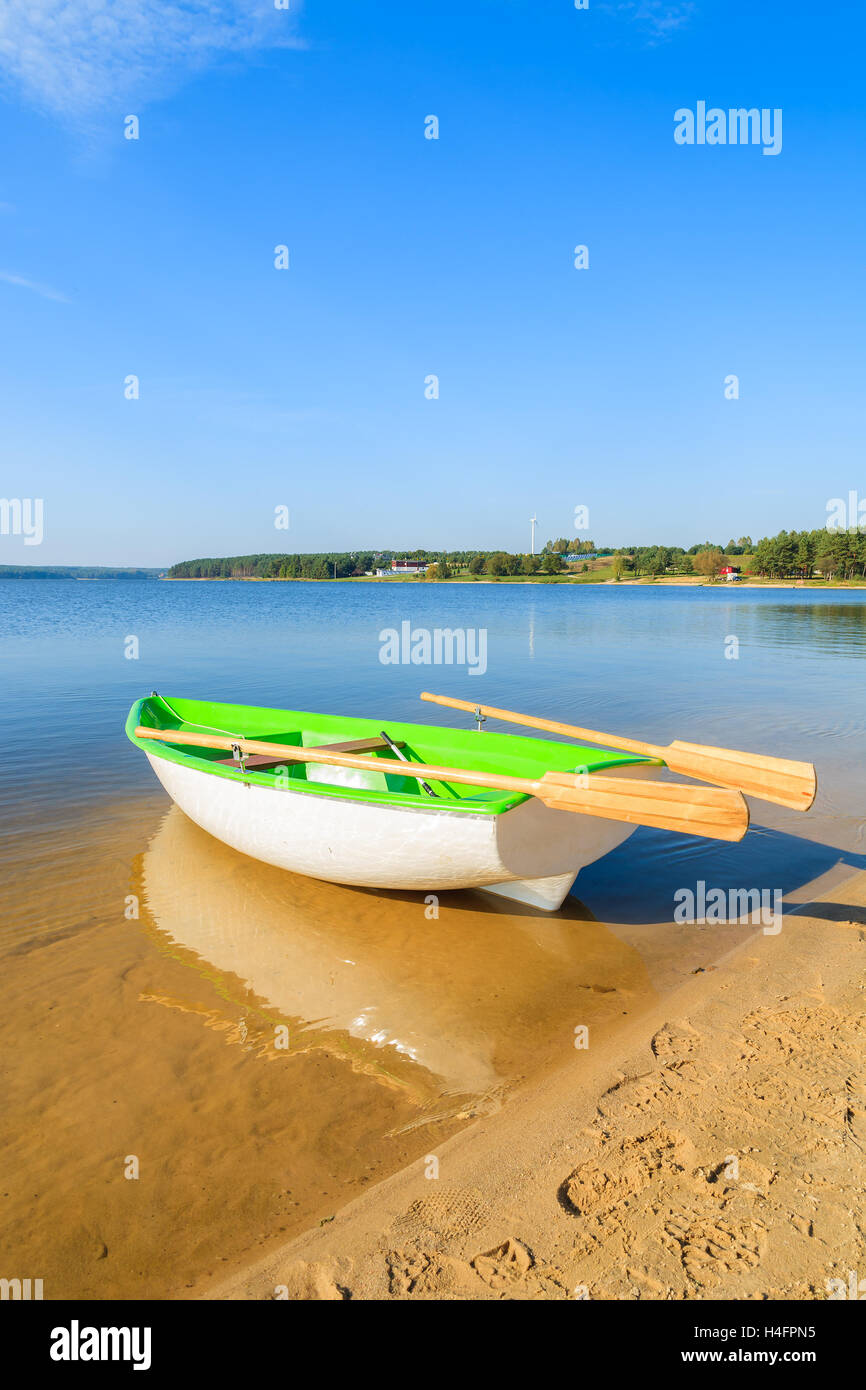Barco pesquero en la costa del lago en Chancza tarde cálida luz, Polonia Foto de stock