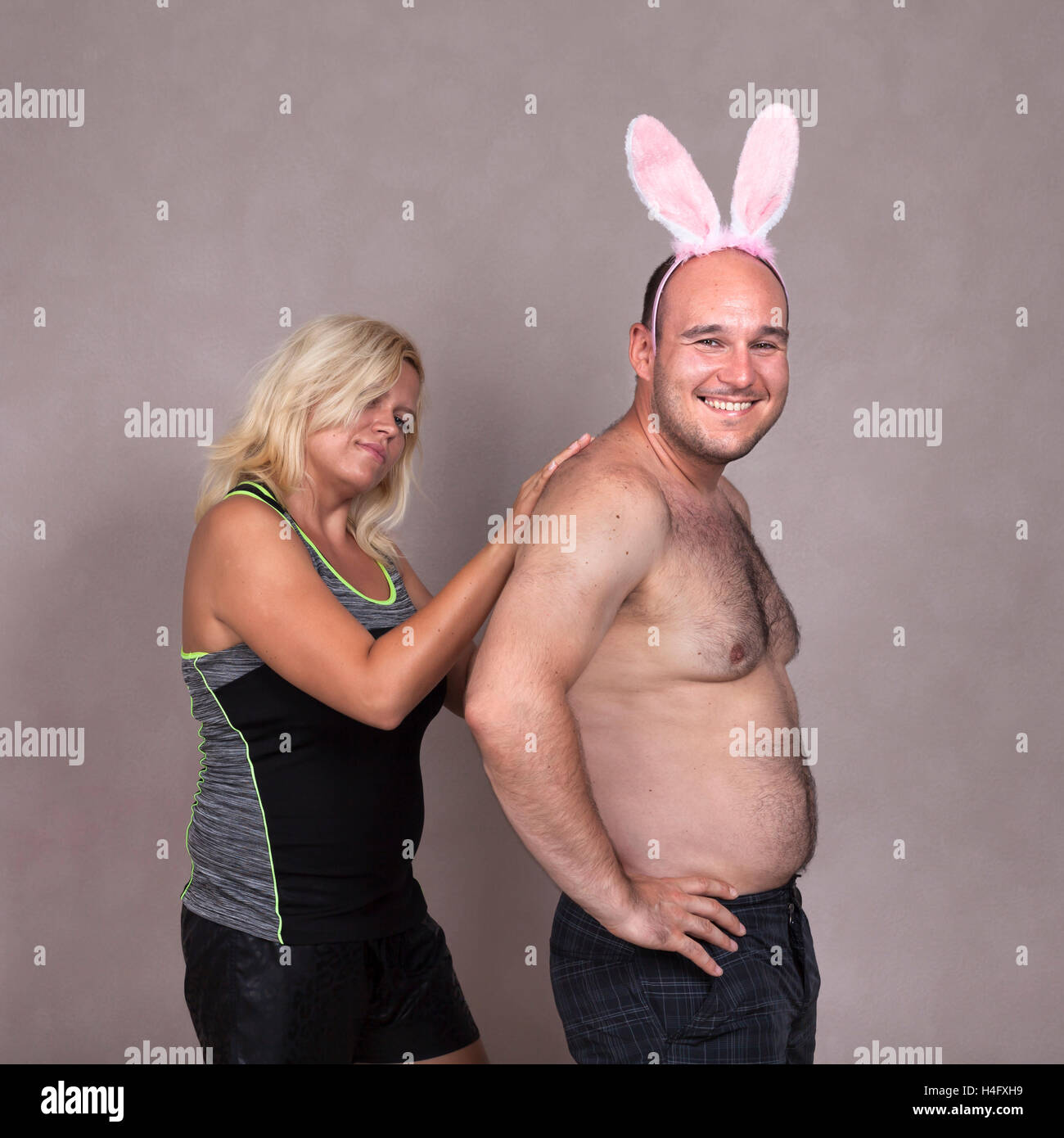 Retrato de funny pareja con orejas de conejo. Foto de stock