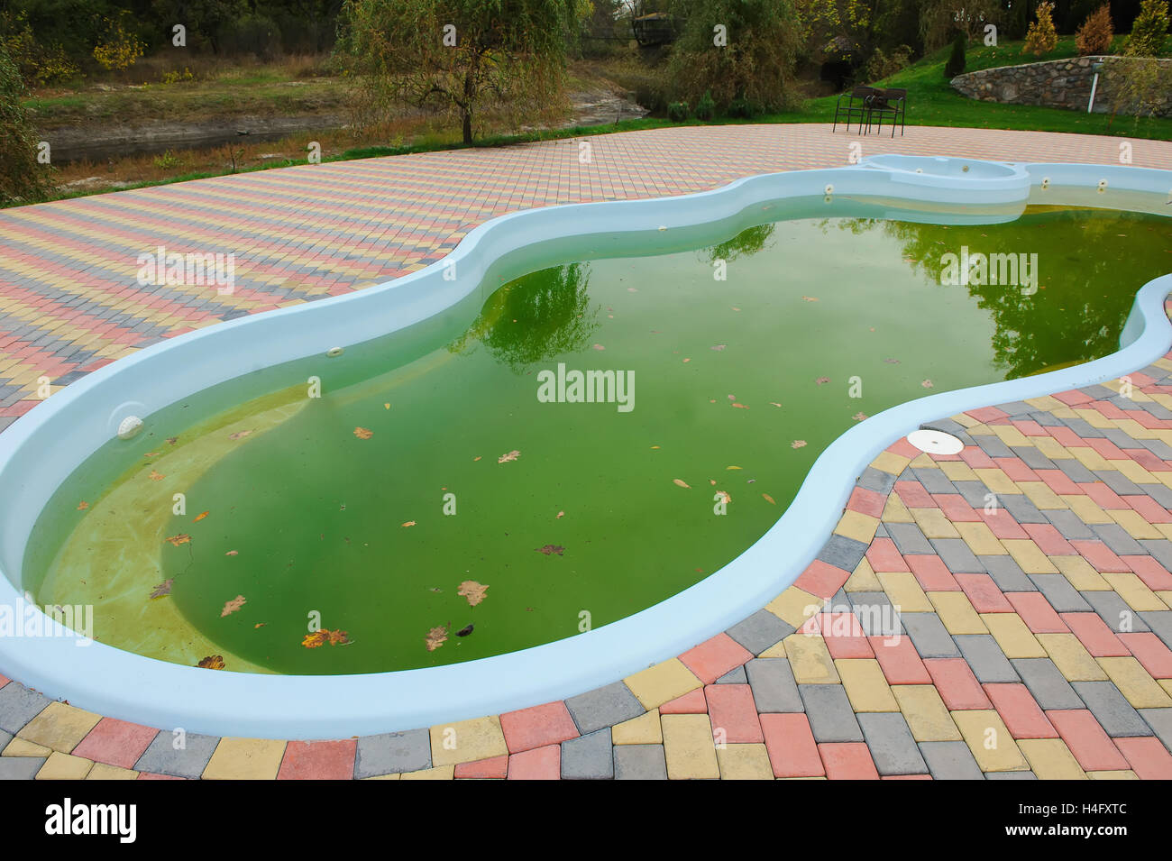 Agua sucia de la piscina fotografías e imágenes de alta resolución - Alamy