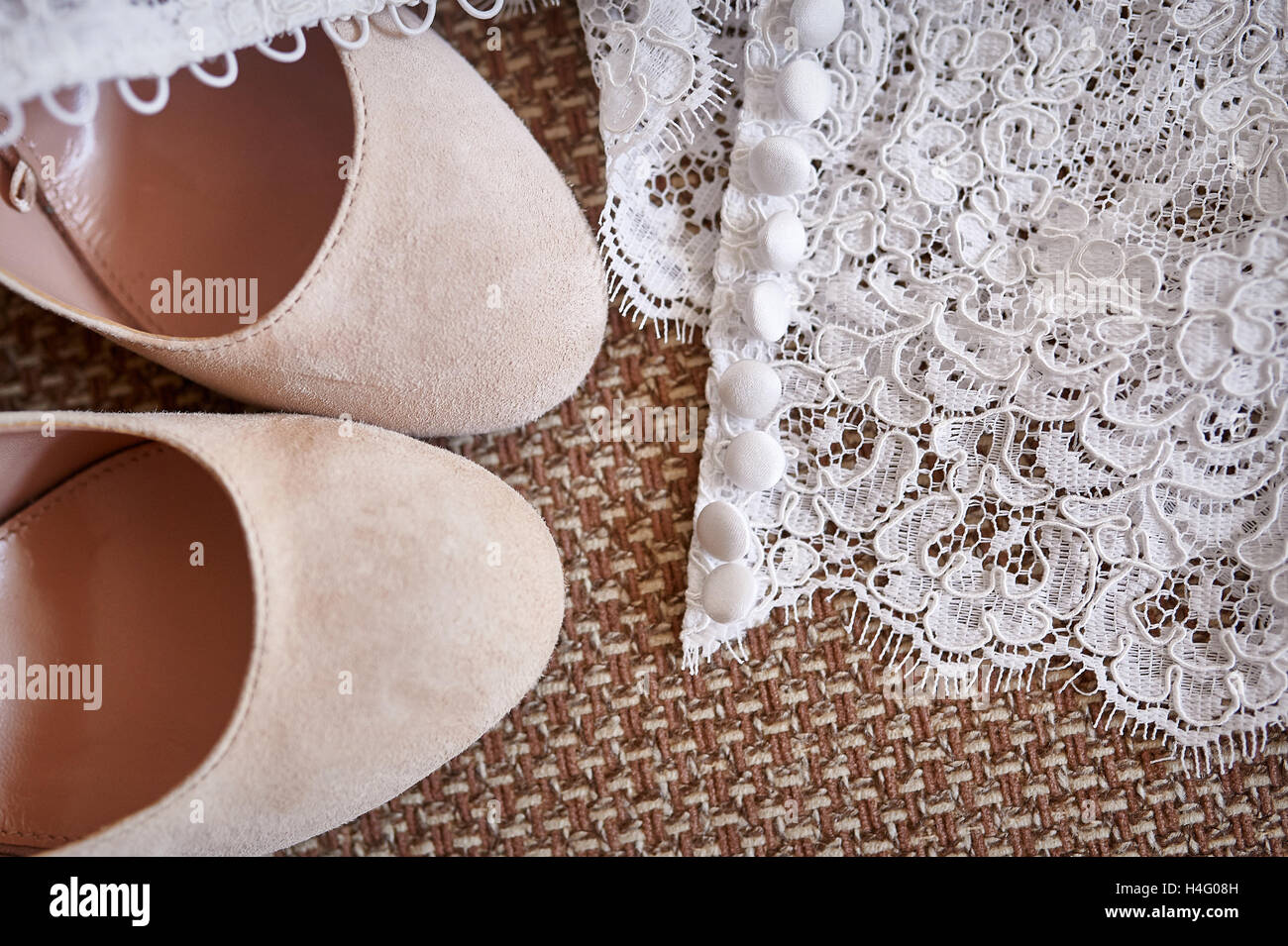 Zapatos de novia y un velo sobre la cama en la mañana de boda Foto de stock