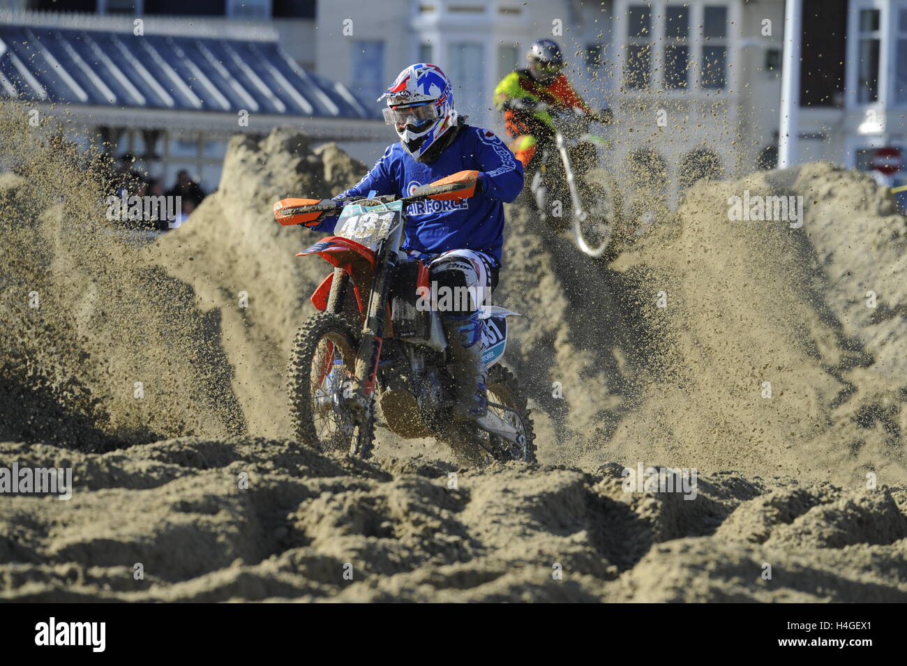 Weymouth, Dorset, Reino Unido. 16 de octubre de 2016. Los competidores en sus bicicletas a prueba a sí mismos en el exigente circuito de la Weymouth Lions Beach Motocross. Foto por Graham Hunt/Alamy Live News Foto de stock