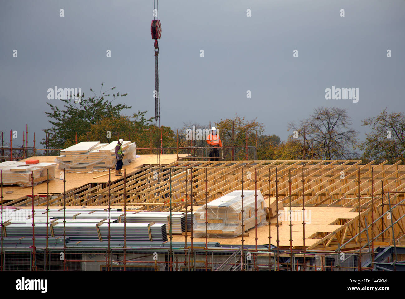 Casa sitio de construcción en el techo Foto de stock