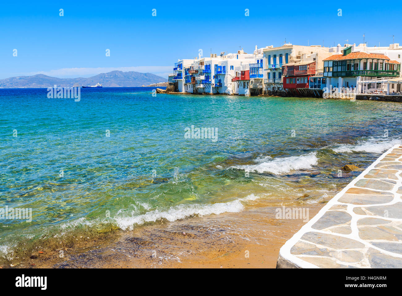 La vista del mar bahía con Little Venice coloridas casas en fondo, Mykonos, islas Cícladas, Grecia Foto de stock