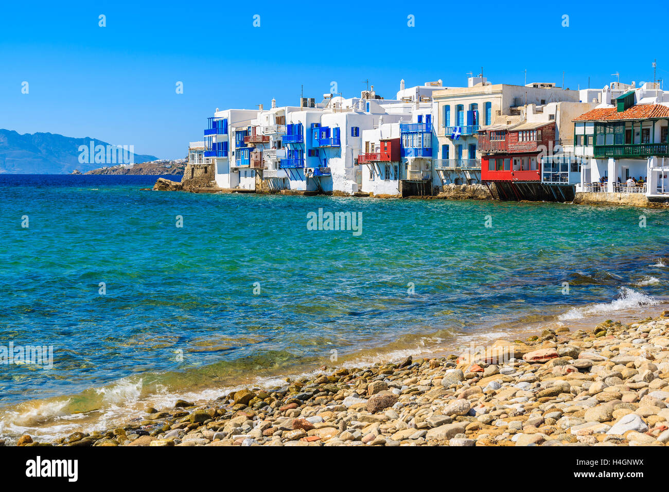 Vista de la bella playa y coloridas casas de Little Venice, parte de la ciudad de Mykonos, Grecia Foto de stock