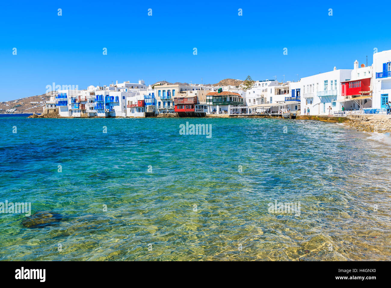 Vista de la playa y la pequeña Venecia de Mykonos con coloridas casas, Grecia Foto de stock