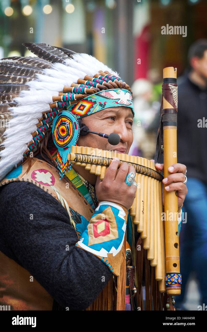 Un artista callejero sudamericano tocando las tradicionales pipas peruanas,  instrumento, música, flauta, sonido musical, arte, músico tradicional  Fotografía de stock - Alamy