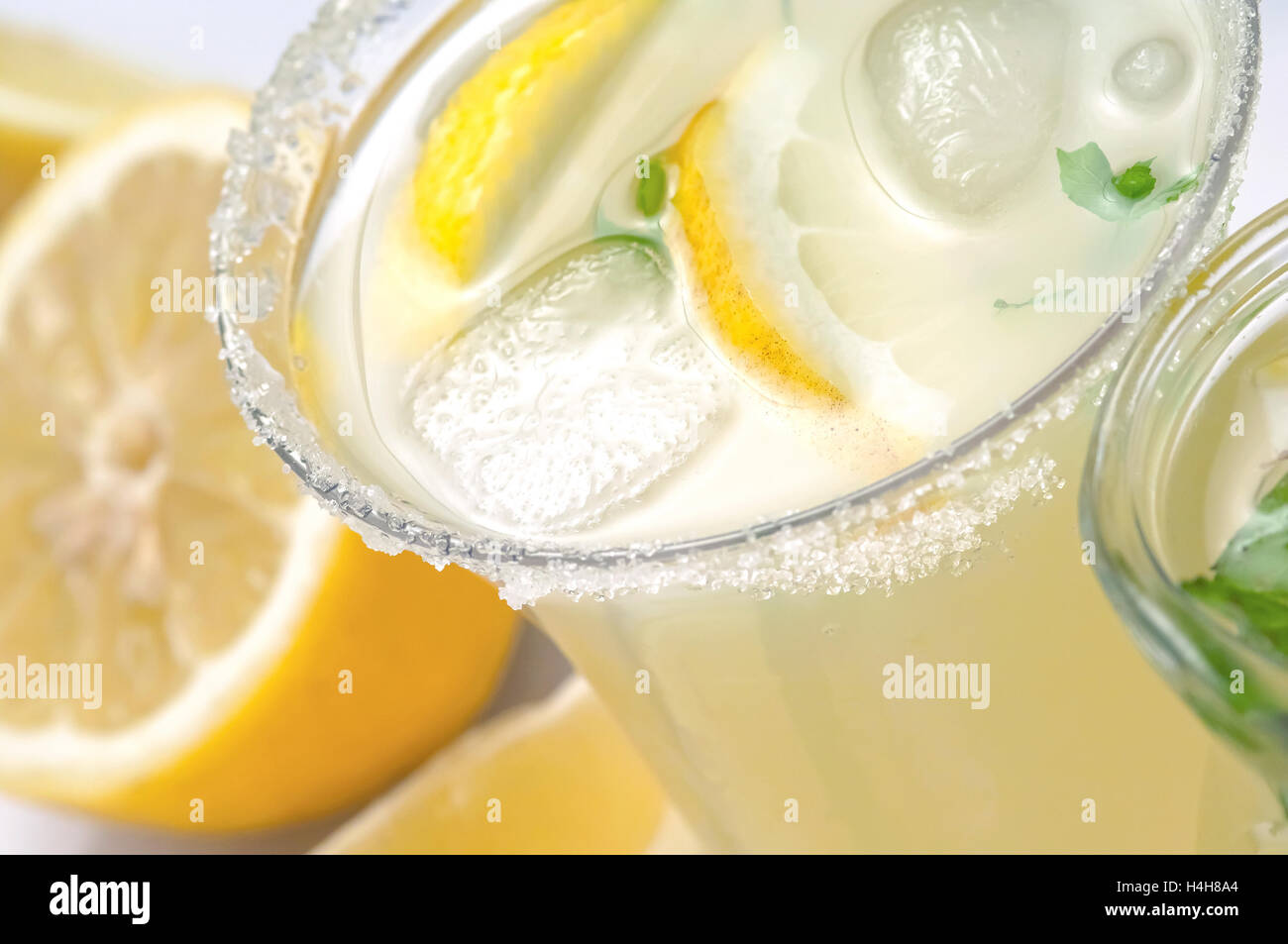 Limonada orgánica closeup, servida en una copa Foto de stock