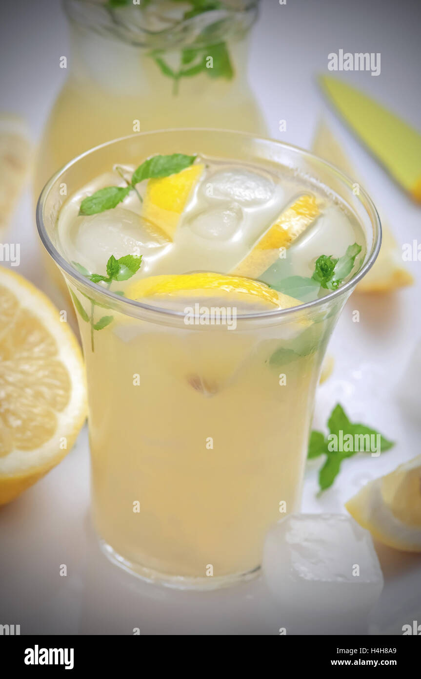 Limonada orgánica servido en una jarra de vidrio y Foto de stock