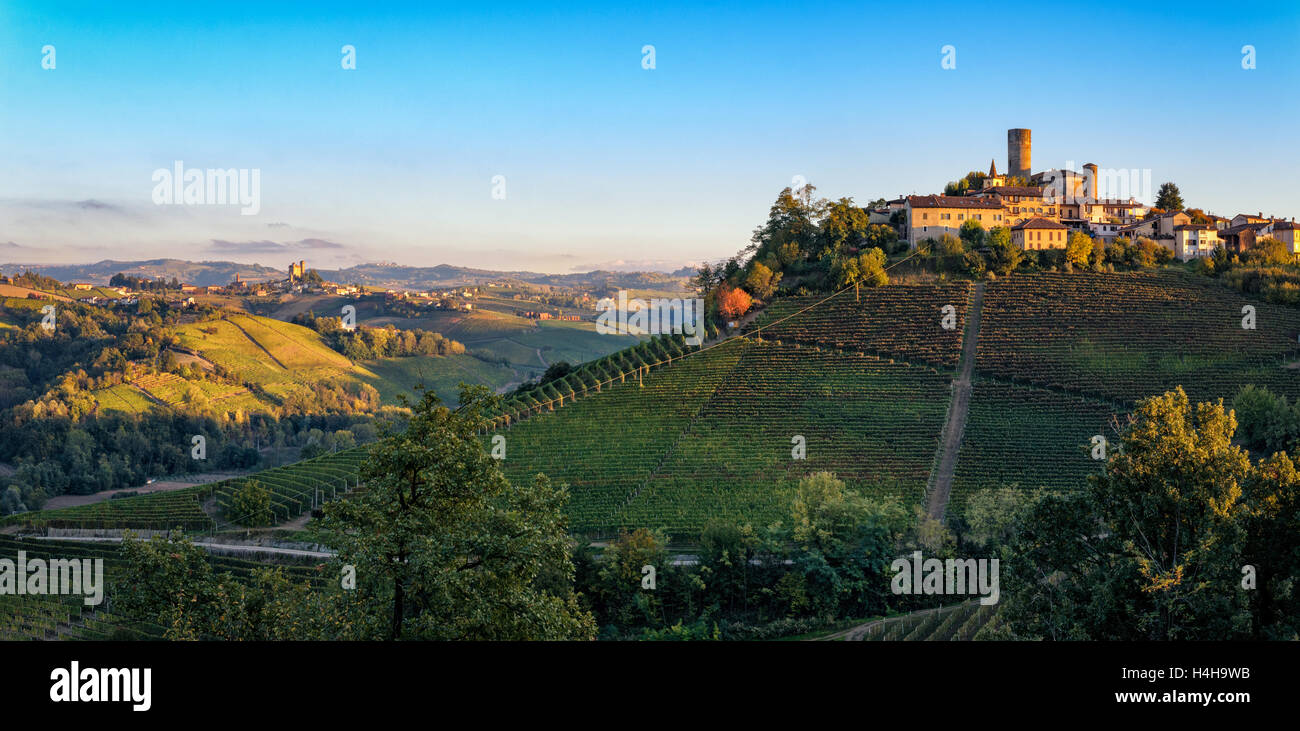 Le Langhe, Castiglione Falletto y Serralunga d Alba Foto de stock