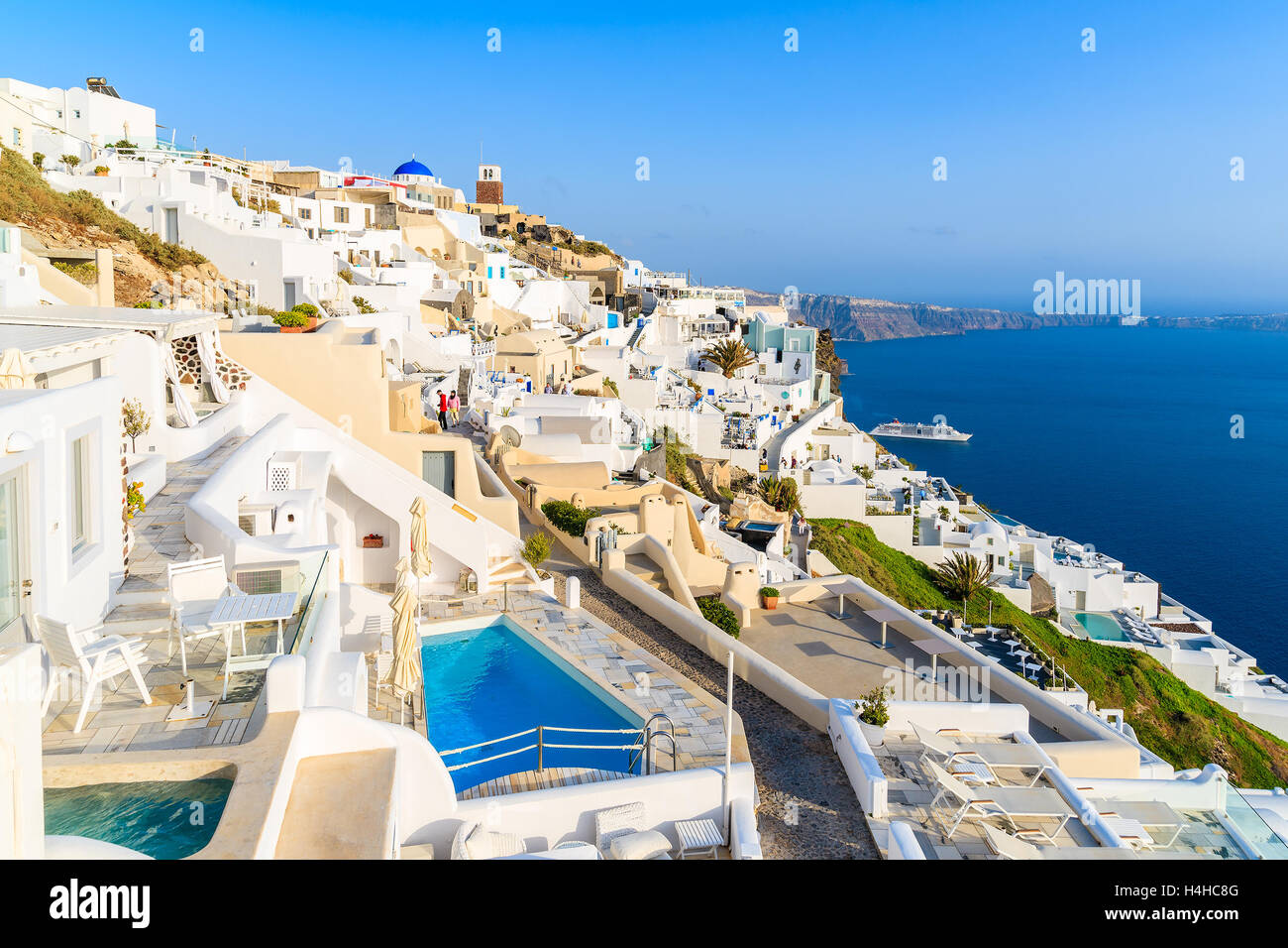 Vista de Firostefani aldea con muchos hoteles boutique construido sobre el acantilado, la isla de Santorini, Grecia Foto de stock