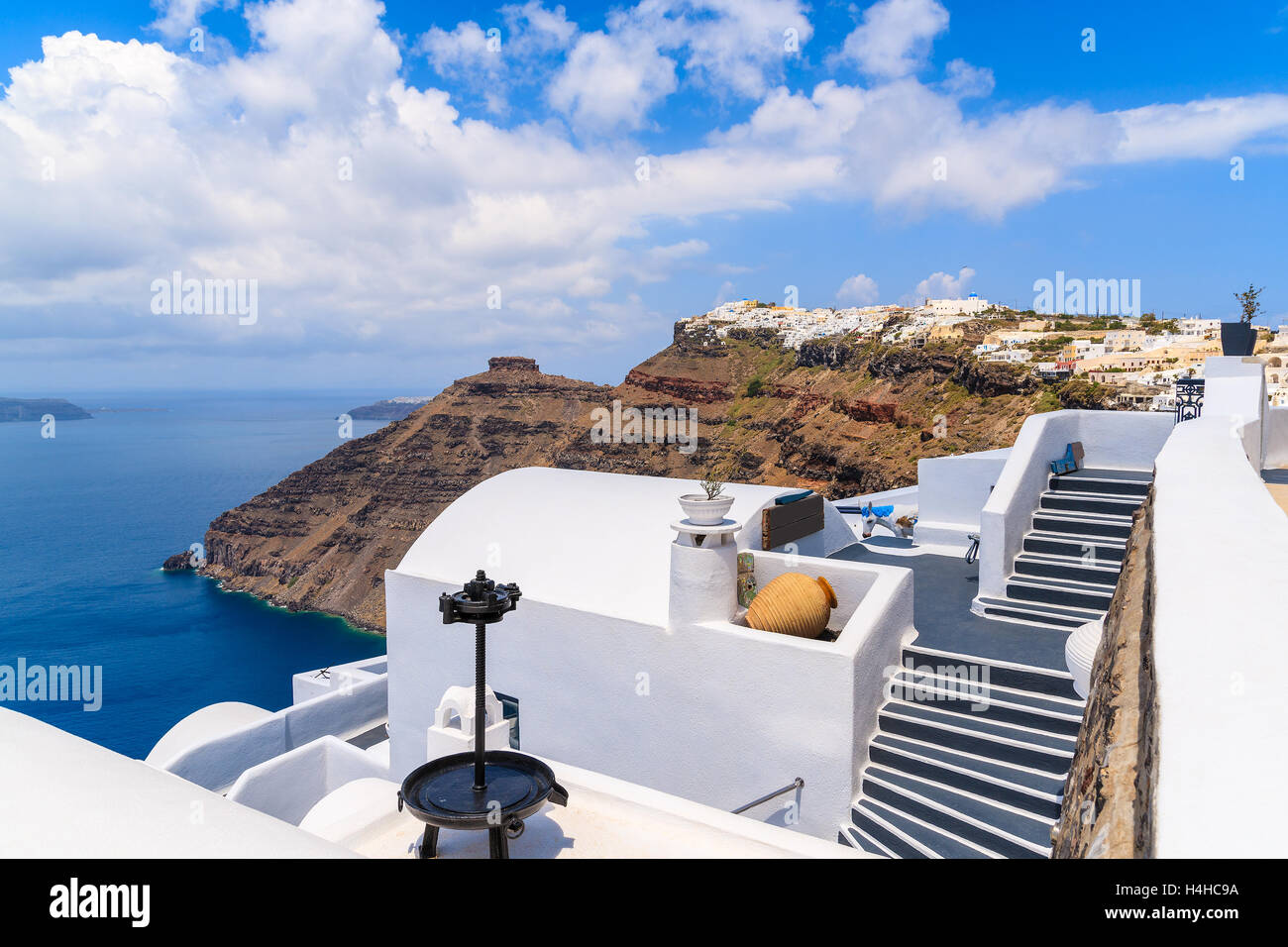 Sendero en Firostefani villa con muchas casas blancas típicas construido sobre el acantilado, la isla de Santorini, Grecia Foto de stock