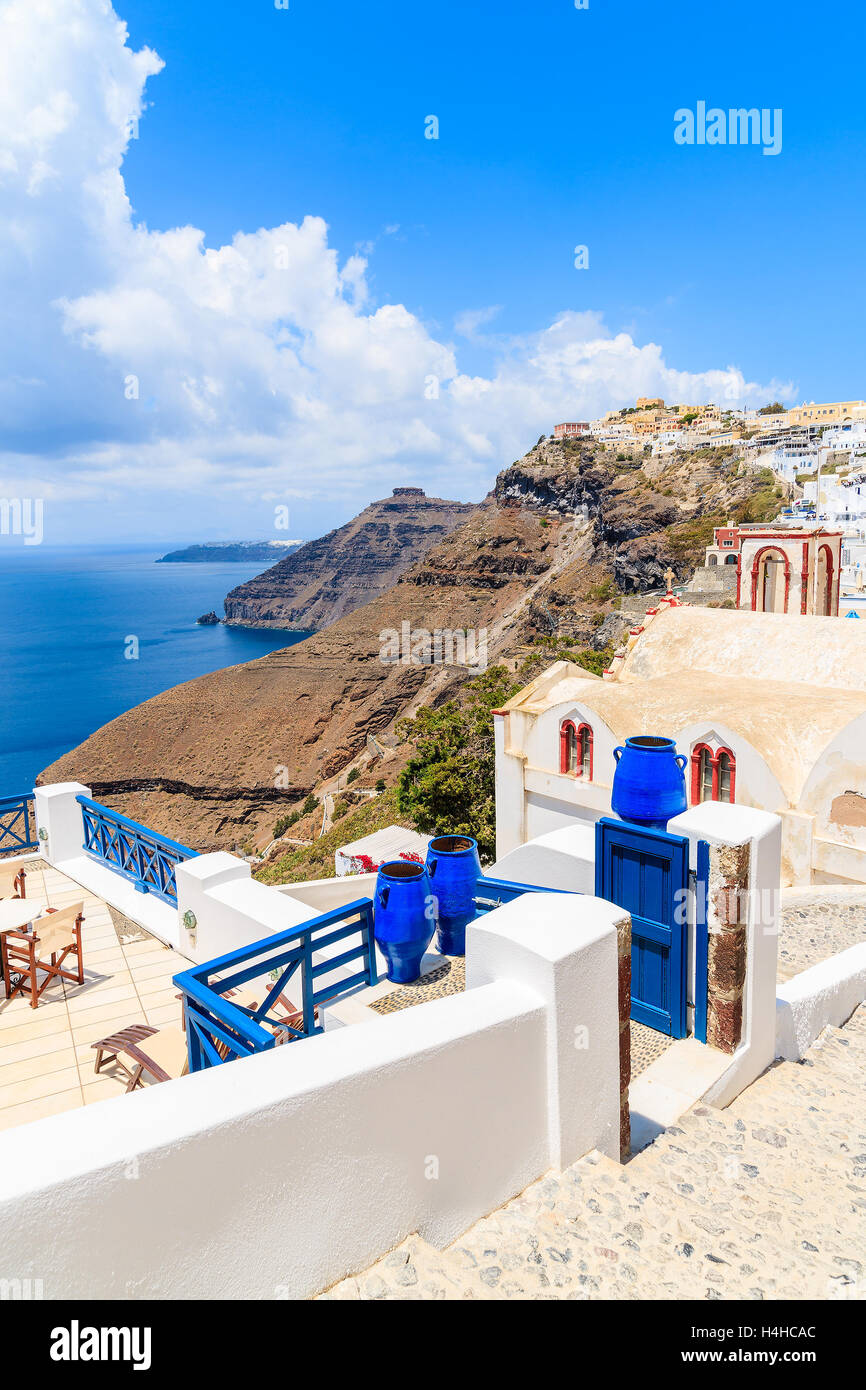 Vista de la bella Firostefani pueblo blanco típico de la arquitectura griega, la isla de Santorini, Grecia Foto de stock