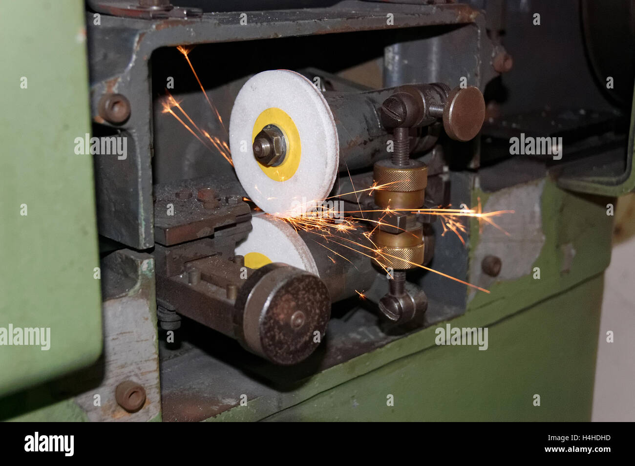 Mecánica piedras para afilar cuchillos de split para máquinas de cuero  Fotografía de stock - Alamy