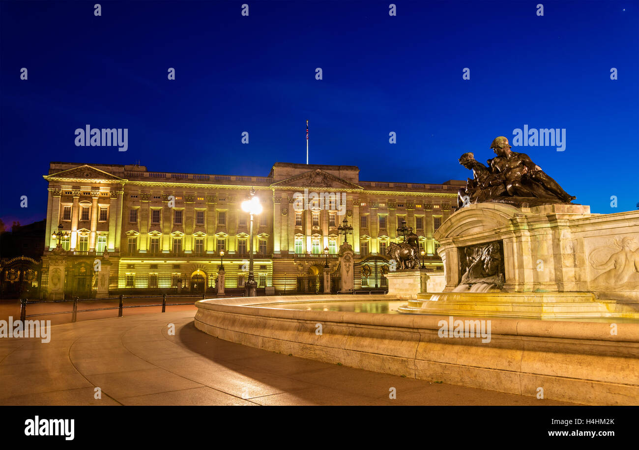 El Palacio de Buckingham por la noche - Londres, Inglaterra Foto de stock