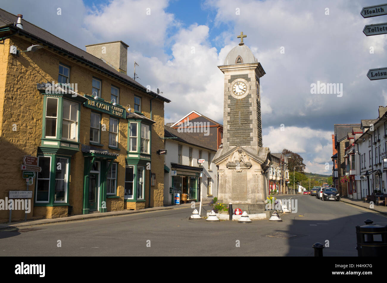Rhayader Town Center y el memorial Clock Tower Powys, Gales, Reino Unido Foto de stock