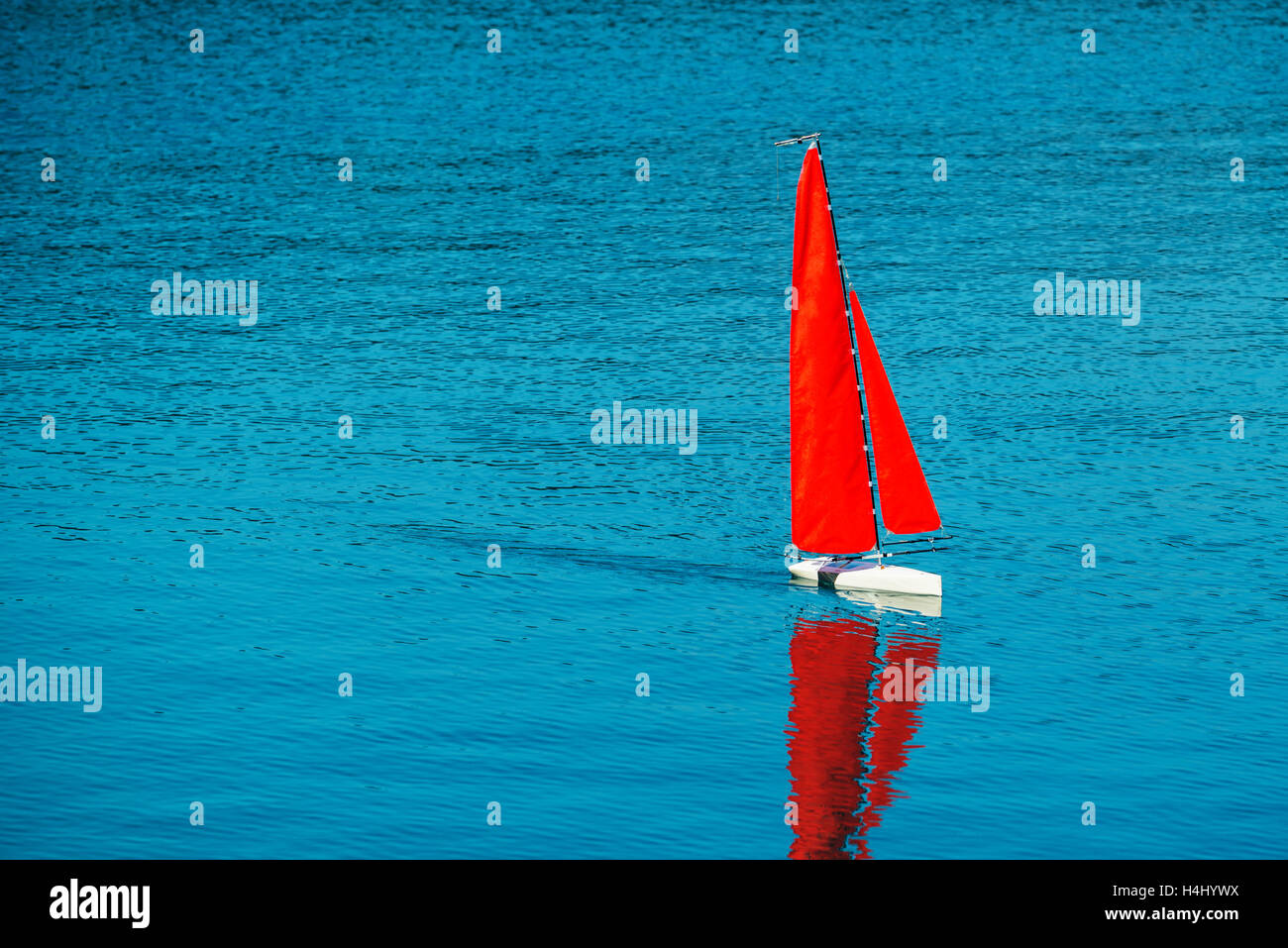 Radio control remoto rc barco velero en las aguas azules del modelo de simulación Foto de stock