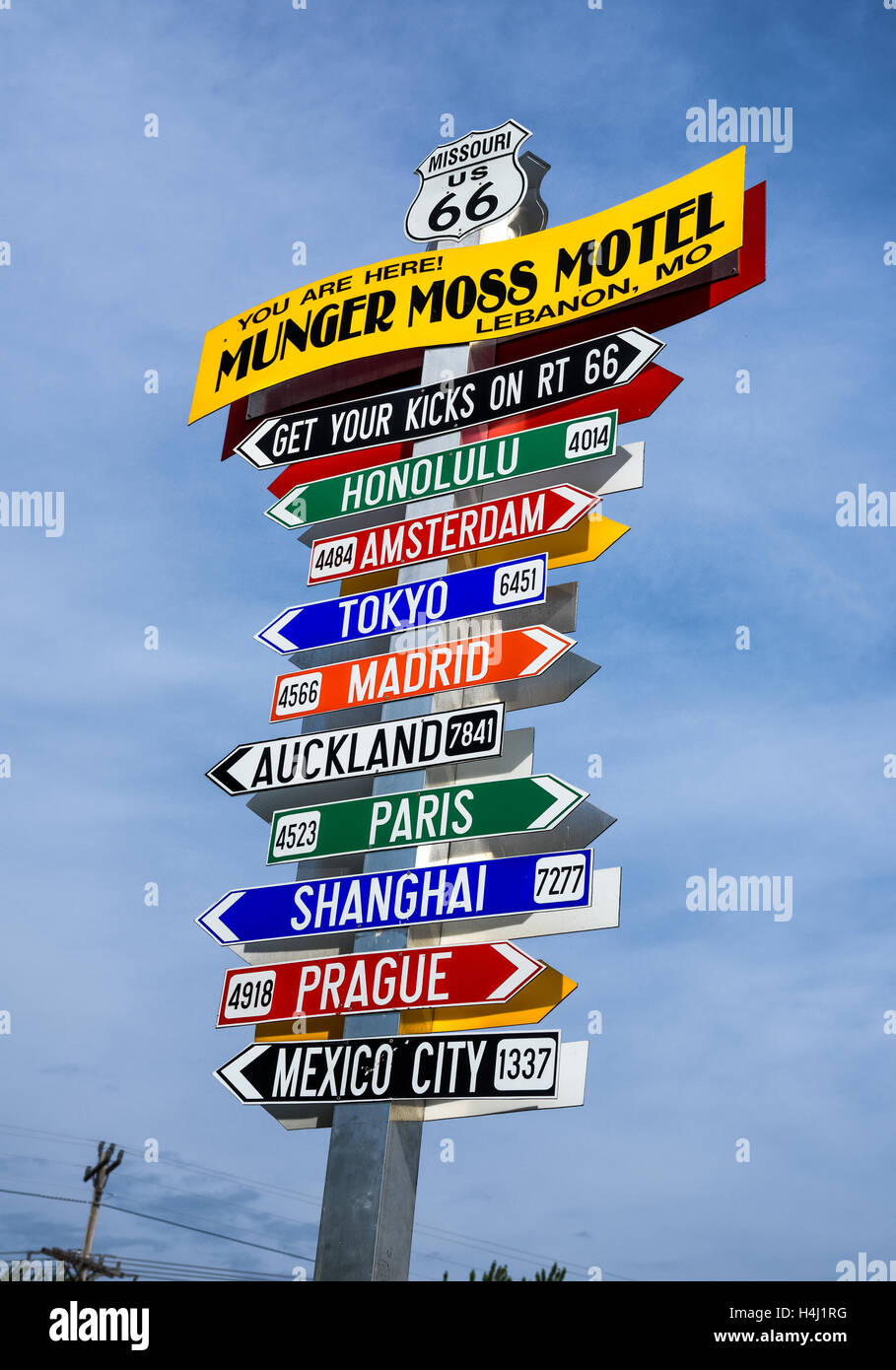 Dirección gracioso en el cartel Munger Moss Motel con nombres de ciudades famosas en todo el mundo Foto de stock