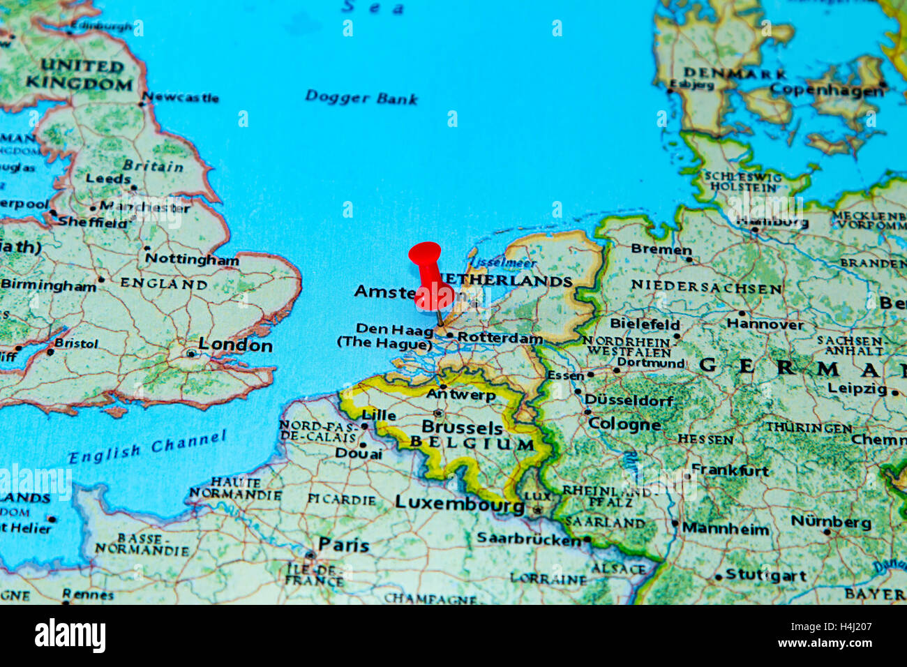 La Haya, Países Bajos, anclado en un mapa de Europa. Foto de stock