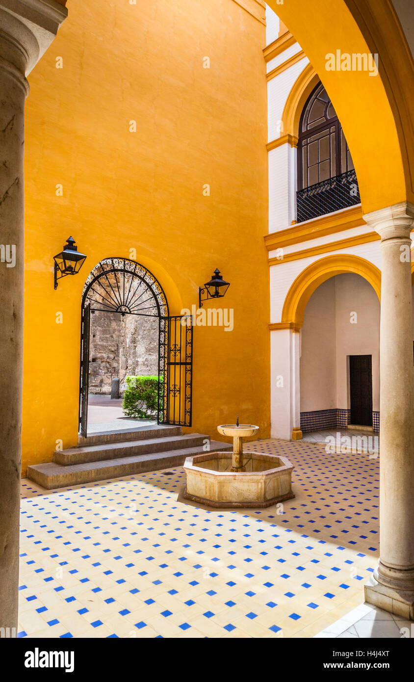España, Andalucía, provincia de Sevilla, Sevilla, Alcazaba, Fountain Court en el patio del Cuarto Militar Foto de stock