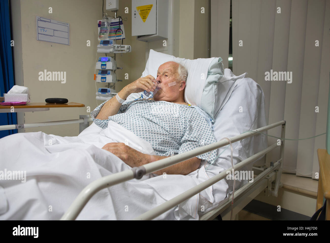 Un anciano que está siendo estirado en el área de Accidente y Emergencia  (A&E) del Hospital Cristiano Unido en Kwun Tong. Las instalaciones de salud  pública de la ciudad luchan para manejar