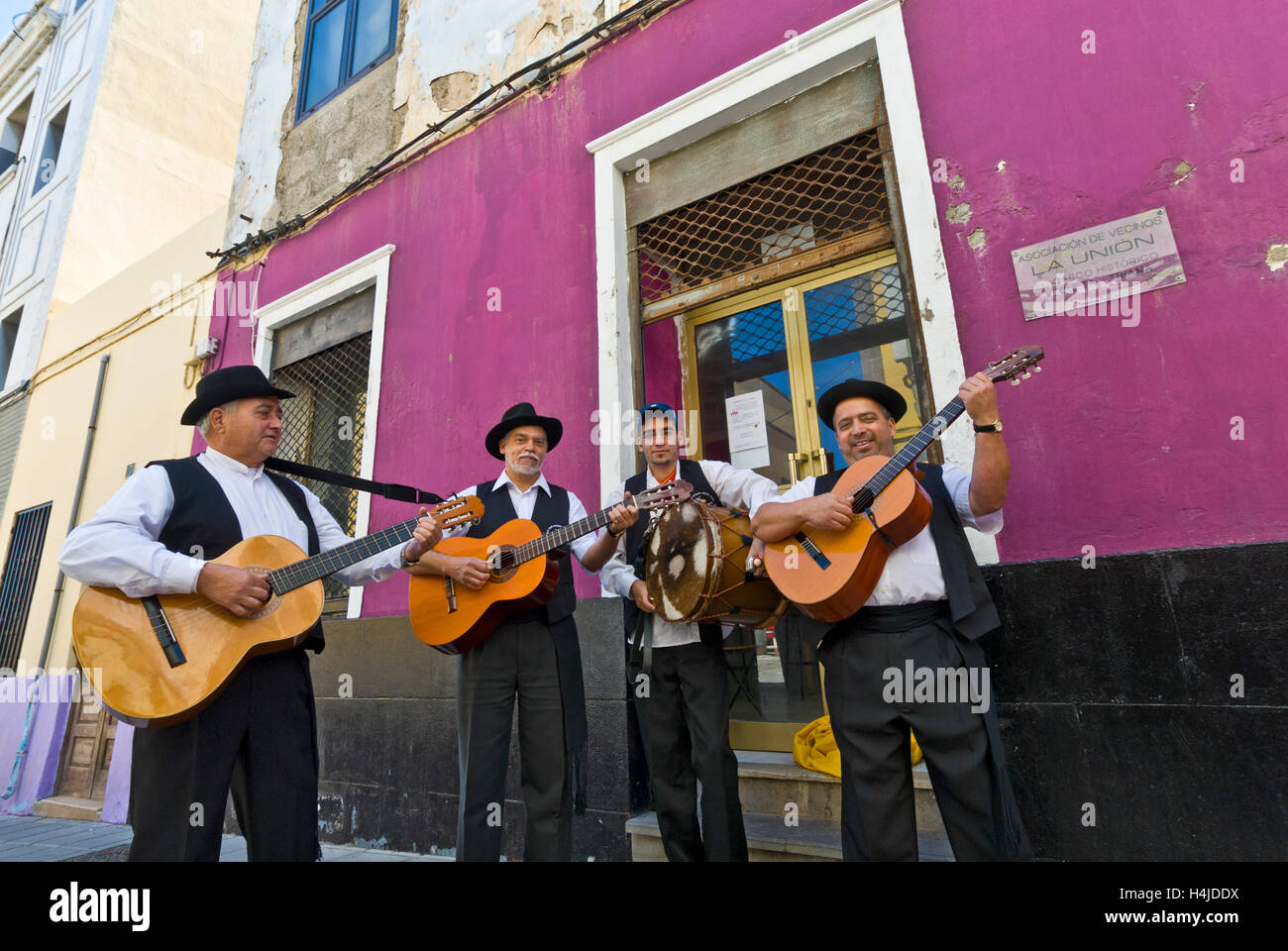 Los músicos de canarias en un típico pueblo canario traje nacional con  guitarras Vegueta Las Palmas de Gran Canaria Fotografía de stock - Alamy