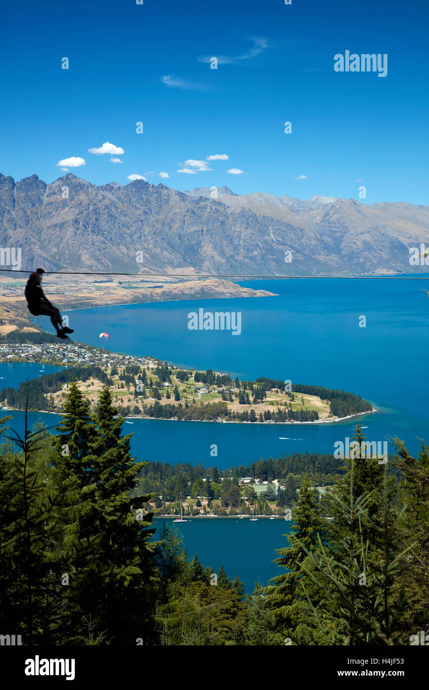En el Skyline Ziplining, encima del lago Wakatipu, Queenstown, Otago, Isla del Sur, Nueva Zelanda Foto de stock