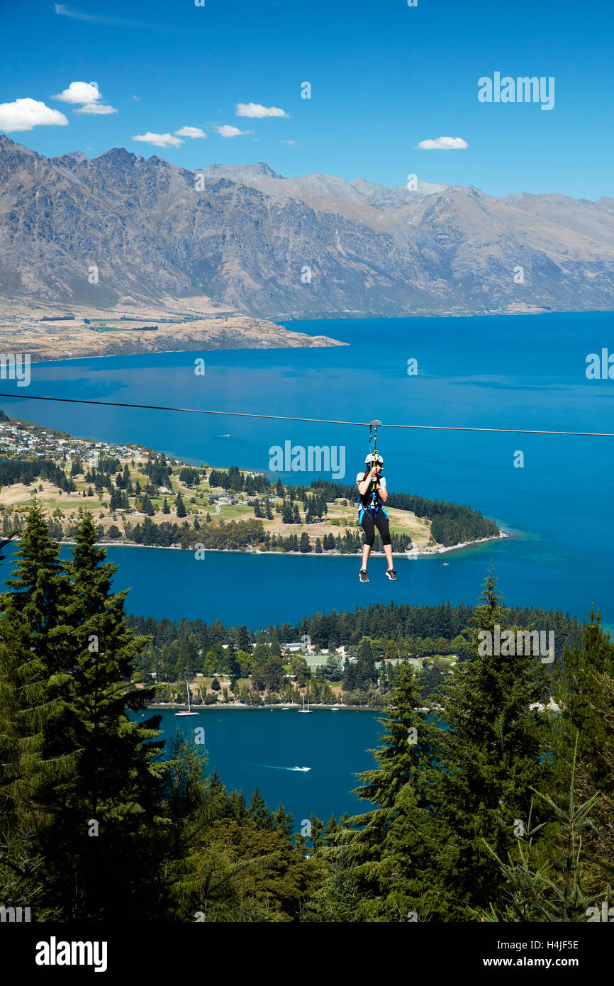 En el Skyline Ziplining, encima del lago Wakatipu, Queenstown, Otago, Isla del Sur, Nueva Zelanda Foto de stock