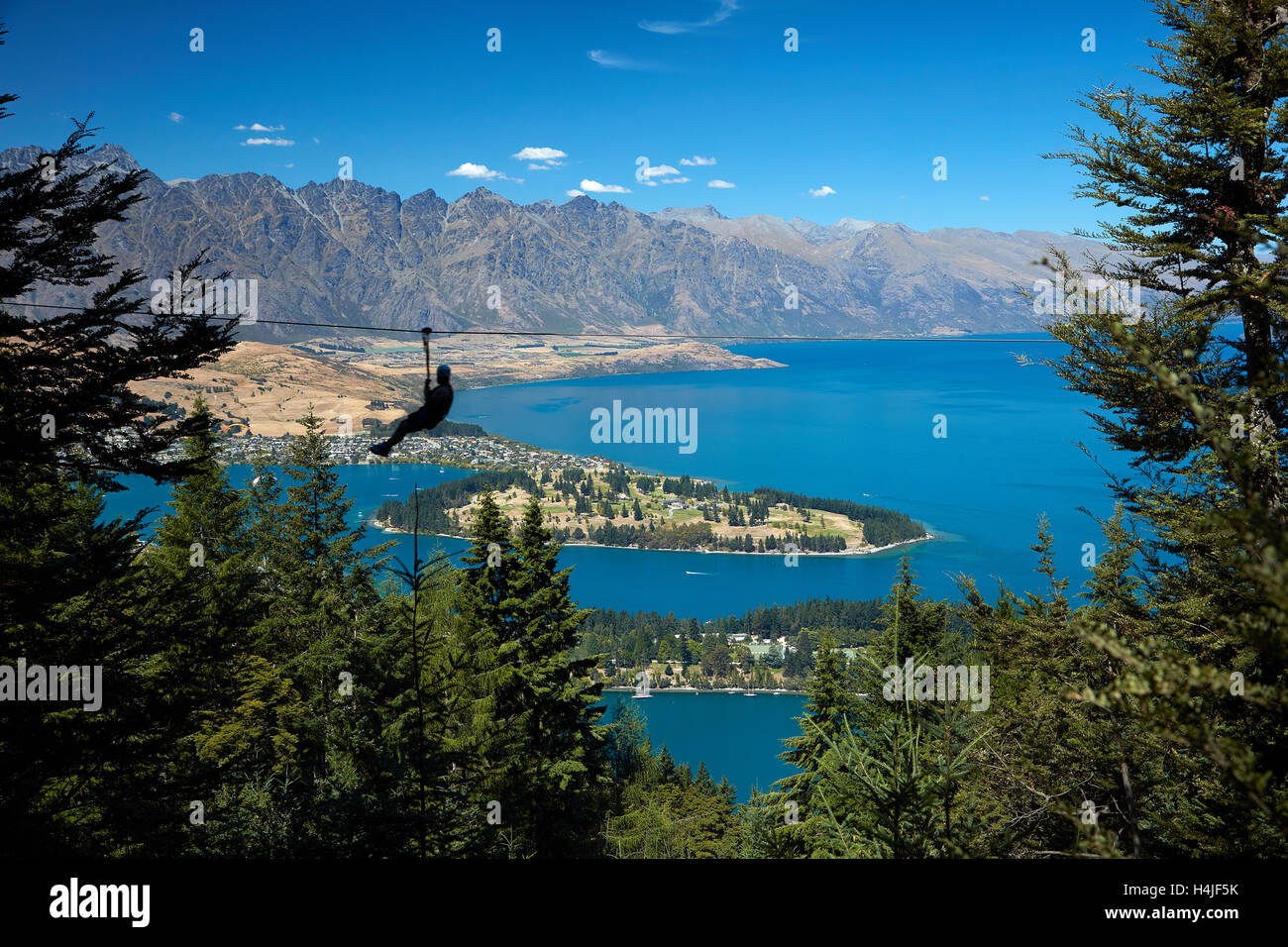 En el Skyline Ziplining, encima del lago Wakatipu, Queenstown, Otago, Isla del Sur, Nueva Zelanda Foto de stock