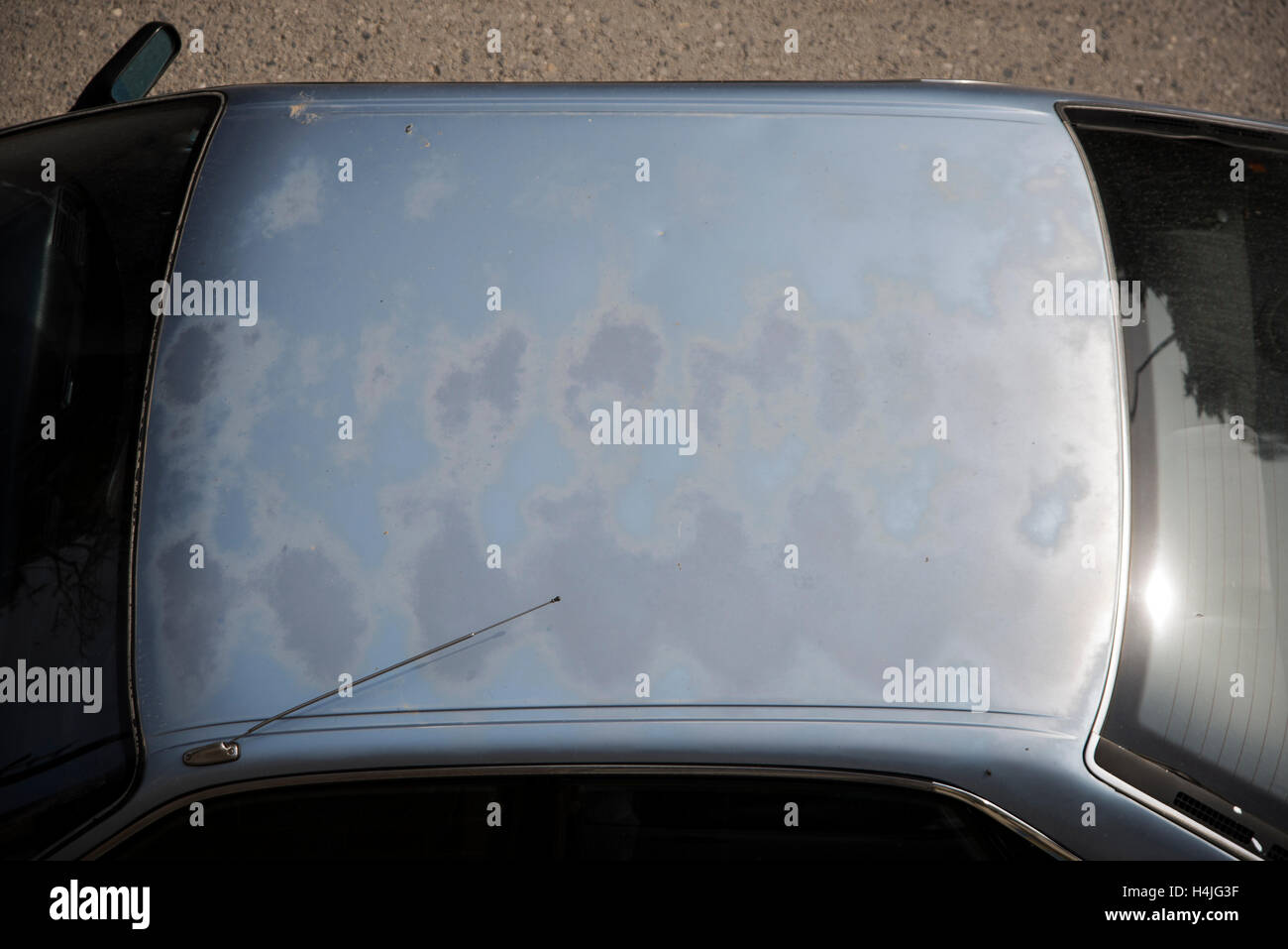 Pintura dañada por el sol fotografías e imágenes de alta resolución - Alamy