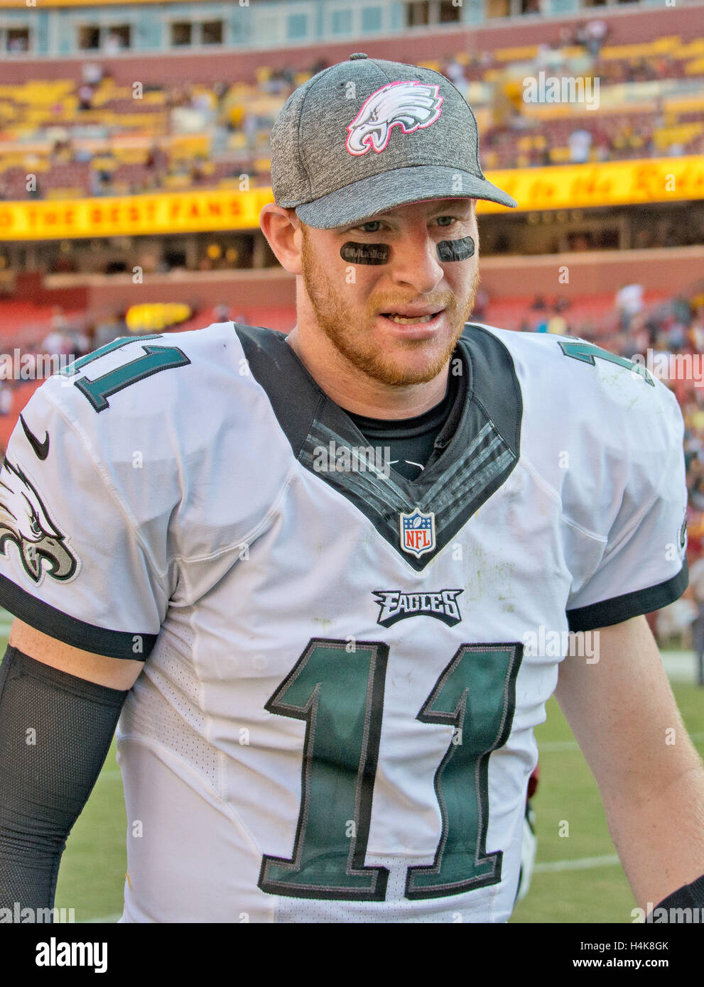 Philadelphia Eagles quarterback Carson Wentz (11) mira la repetición del  marcador de un fumble su equipo regresó para un touchdown en el cuarto  trimestre contra los Washington Redskins en FedEx Field en