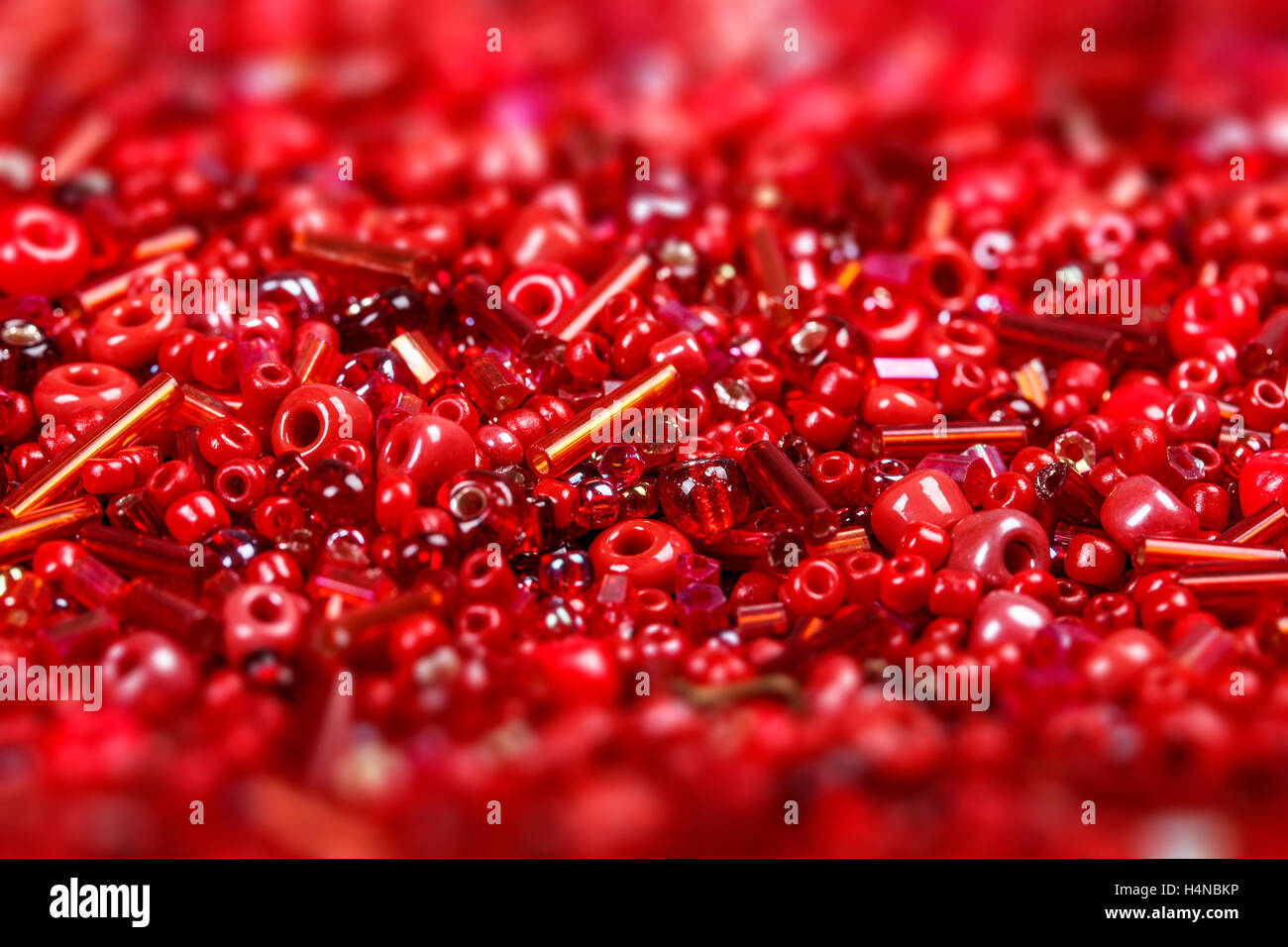 Perlas rojas fotografías e imágenes de alta resolución - Alamy