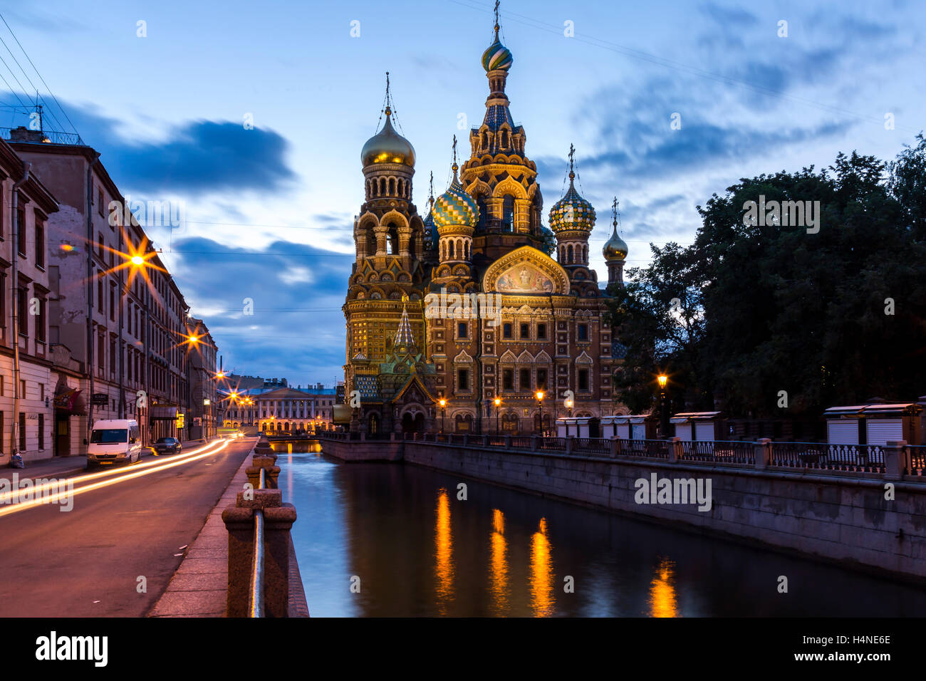 San Petersburgo, Rusia. Julio de 2015. Vista de la Iglesia del Salvador sobre la sangre derramada durante el amanecer. Foto de stock