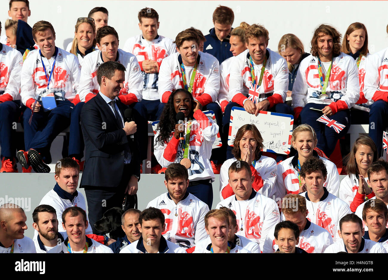 Gran Bretaña la Dina Asher-Smith (centro) durante los Juegos Olímpicos y Paralímpicos los atletas héroes" volver a Londres. Asociación de la prensa de la foto. Imagen Fecha: Martes, 18 de octubre de 2016. Consulte PA historia deporte Olímpico. Crédito de la foto debe leer: Jonathan Brady PA/cable Foto de stock