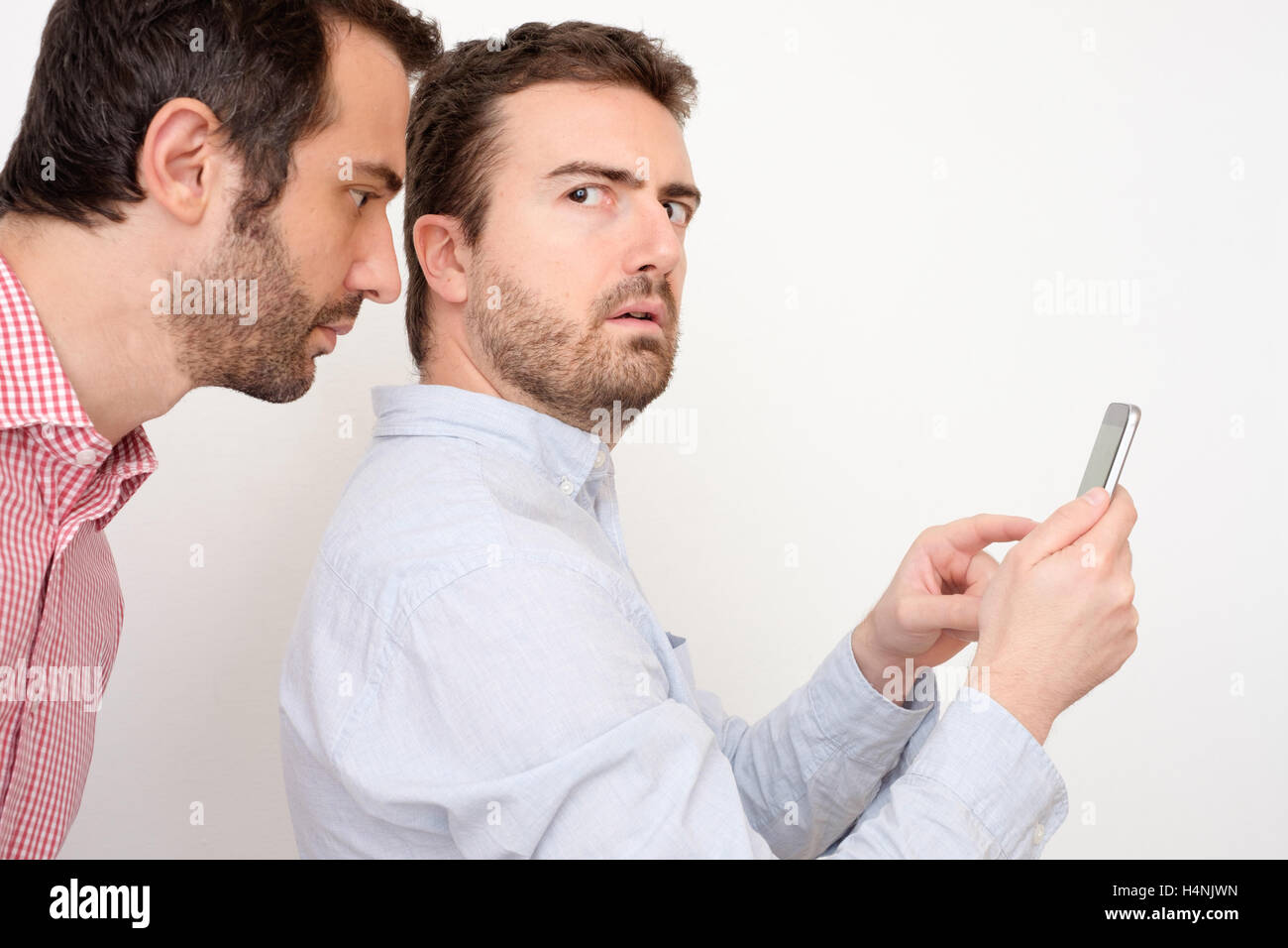 Hombre espiar el teléfono móvil de otra persona Fotografía de stock - Alamy