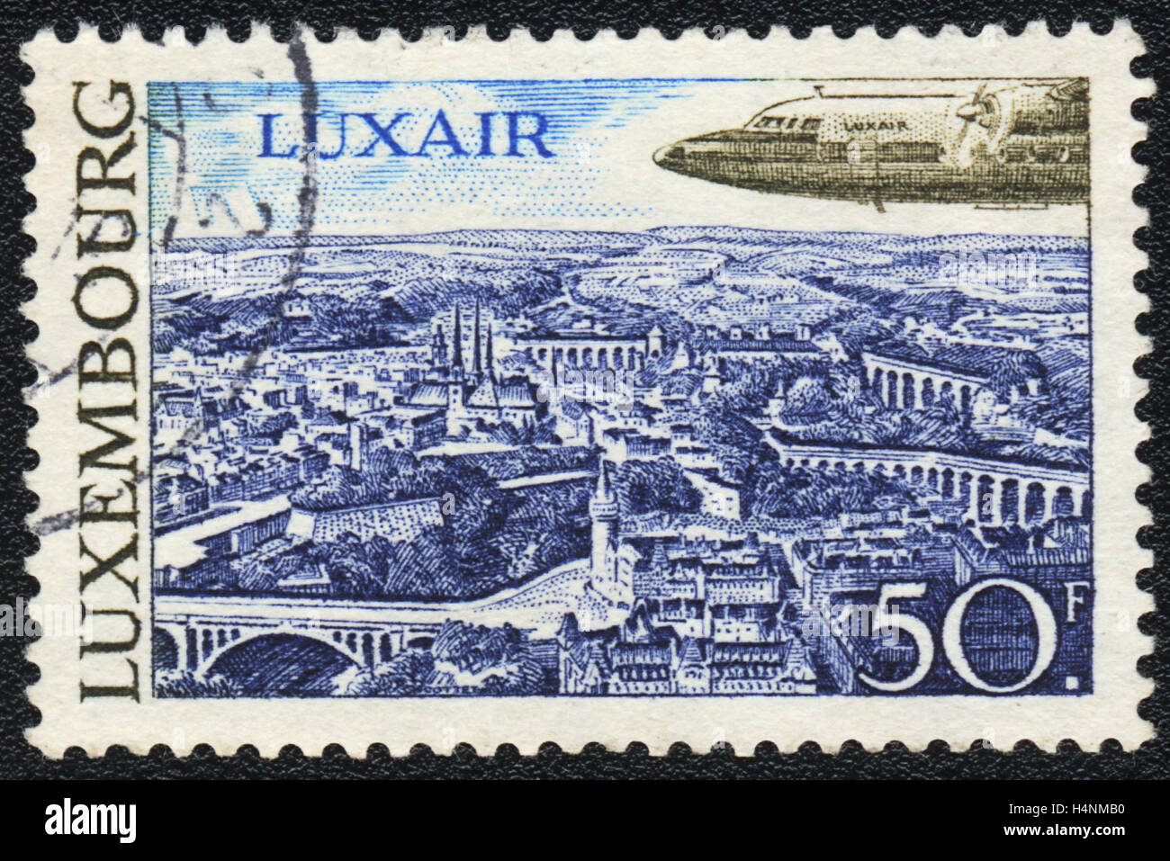 Un sello impreso en Luxemburgo, muestra de Luxair avión en Luxemburgo, 1972 Foto de stock