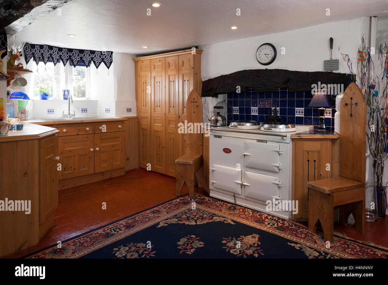 Casa rural cocina con un fogón Aga blanco Fotografía de stock - Alamy