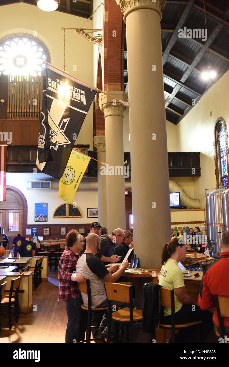 Estados Unidos Pittsburg Pennsylvania PA La iglesia vieja iglesia ahora Brew Pub restaurante cervecería pequeños bares Foto de stock