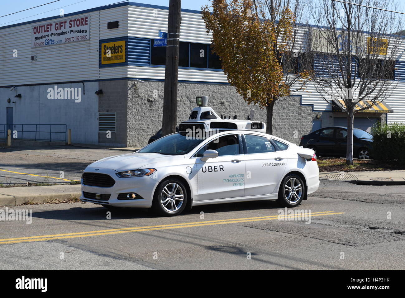 Un conductor de auto coche siendo probado por Uber el servicio de taxi company en Pittsburg, PA. Foto de stock