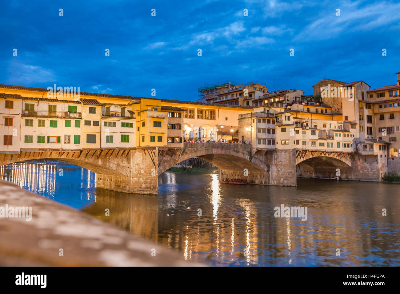 Ver en el puente Ponte Vecchio en Florencia, Italia, por la noche Foto de stock
