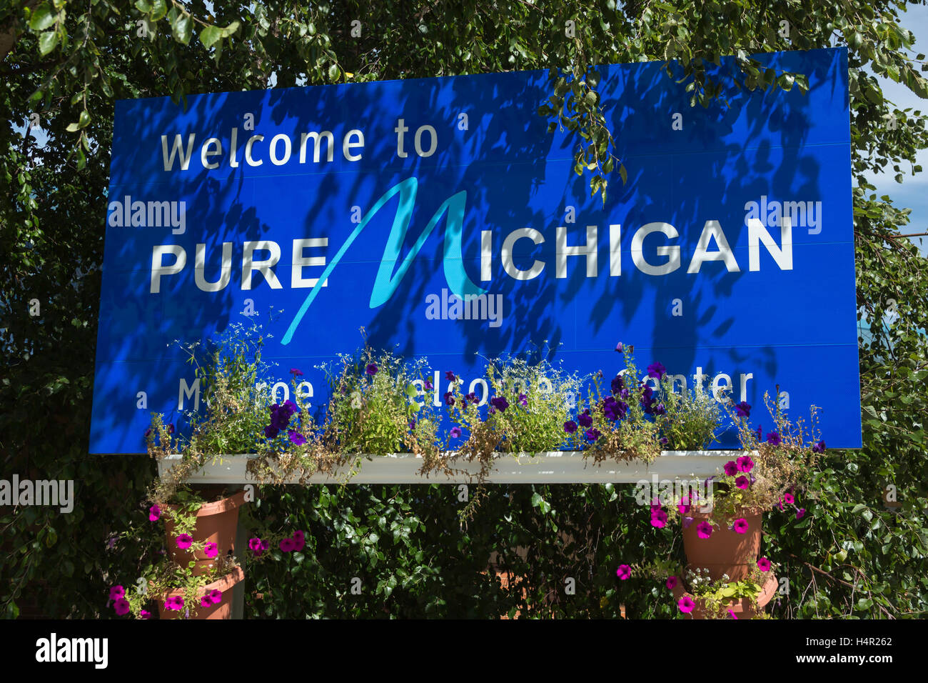Bienvenido a PURE MICHIGAN signo (©CORP DESARROLLO ECONÓMICO DE MICHIGAN 2016) parada de descanso interestatal de Michigan, EE.UU. Foto de stock