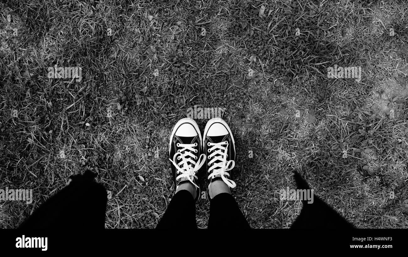 Mis pies en el pasto contemplando la belleza de la naturaleza Foto de stock