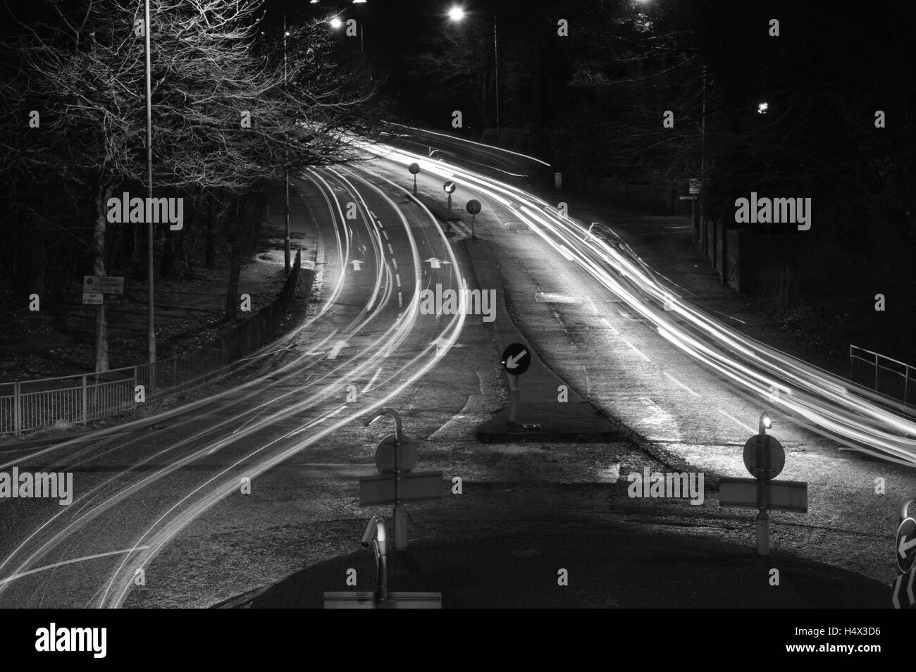 Estela de luz, luces, vehículos, Swansea, Invierno 2014 Foto de stock